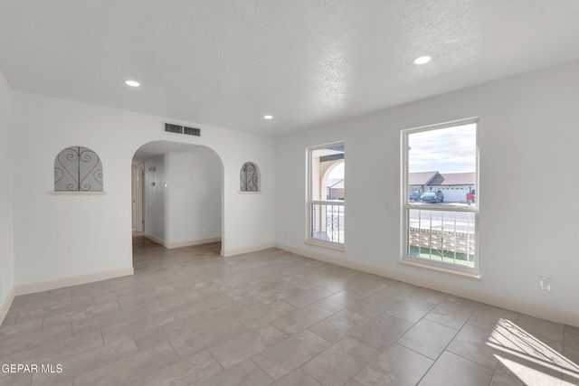 9325 W H Burges Drive, El Paso, TX 79925