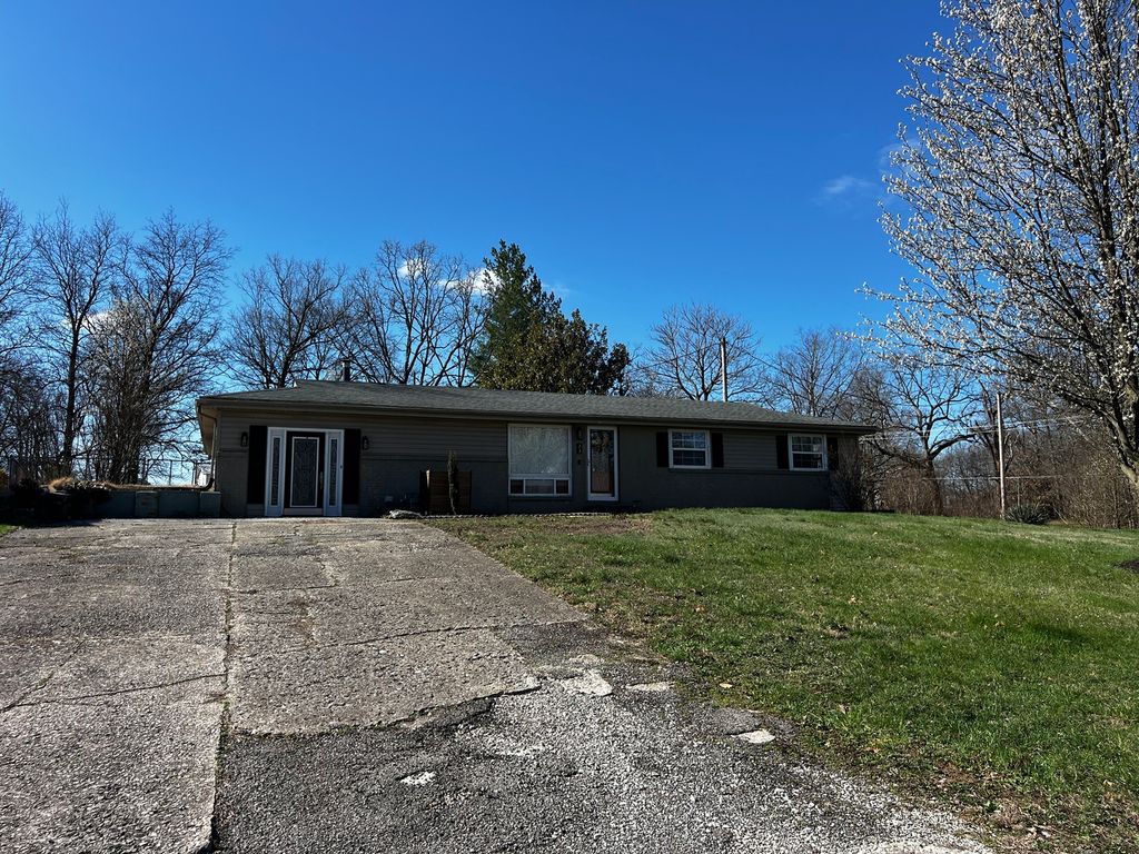 Image 2 of property listing at 33 Westwood Drive, Mt Vernon, IL 62864