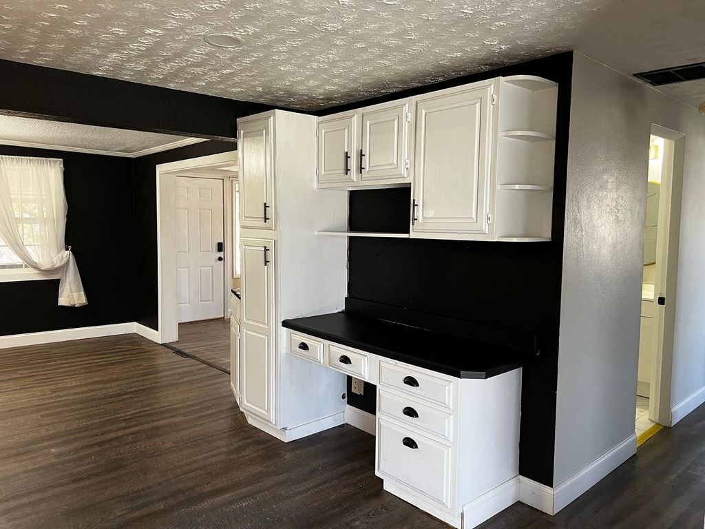 Image 12 of property listing at 33 Westwood Drive, Mt Vernon, IL 62864