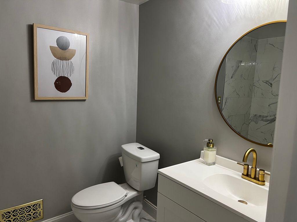 Image 15 of property listing at 33 Westwood Drive, Mt Vernon, IL 62864