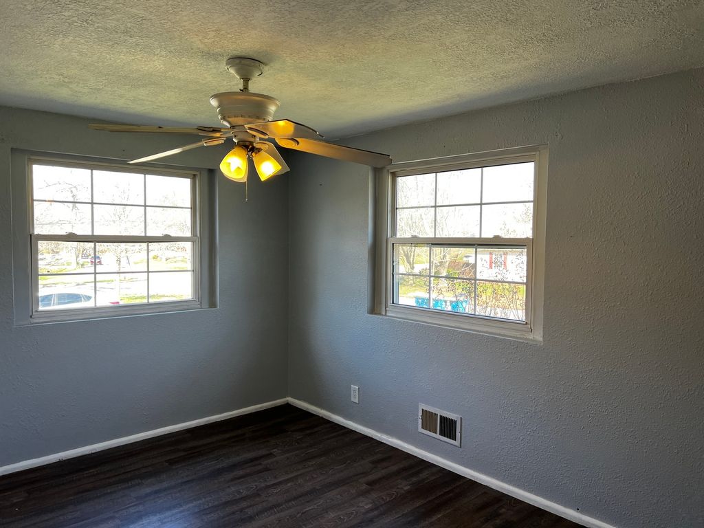 Image 18 of property listing at 33 Westwood Drive, Mt Vernon, IL 62864