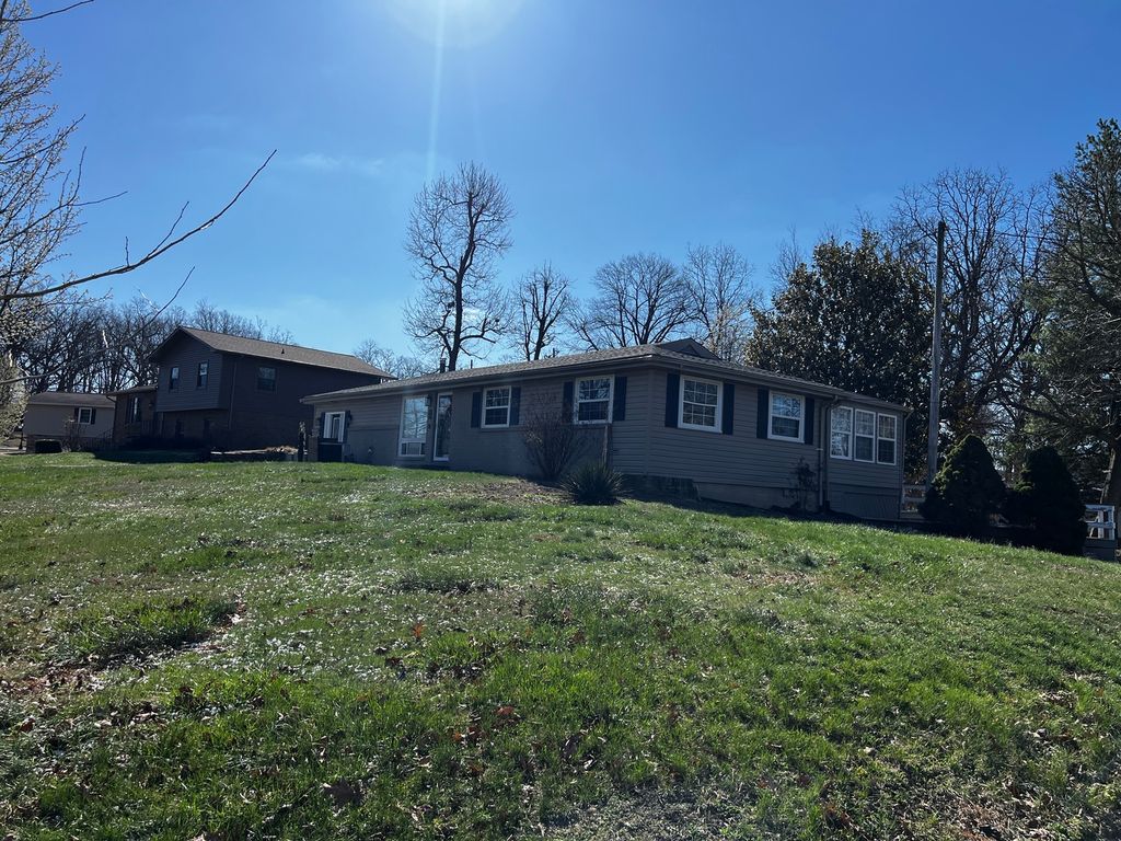 Image 3 of property listing at 33 Westwood Drive, Mt Vernon, IL 62864