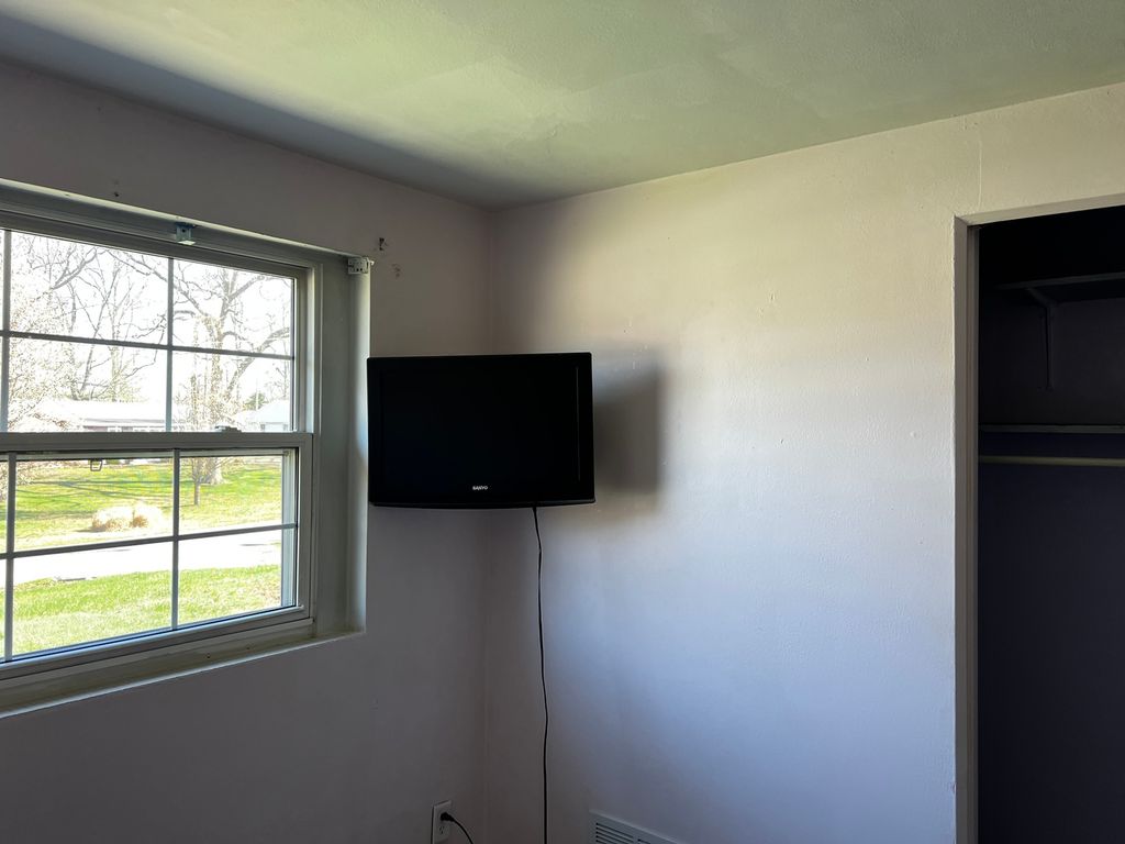 Image 21 of property listing at 33 Westwood Drive, Mt Vernon, IL 62864