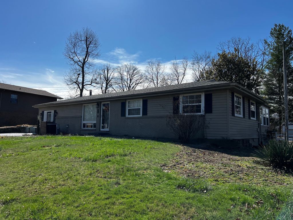 Image 38 of property listing at 33 Westwood Drive, Mt Vernon, IL 62864