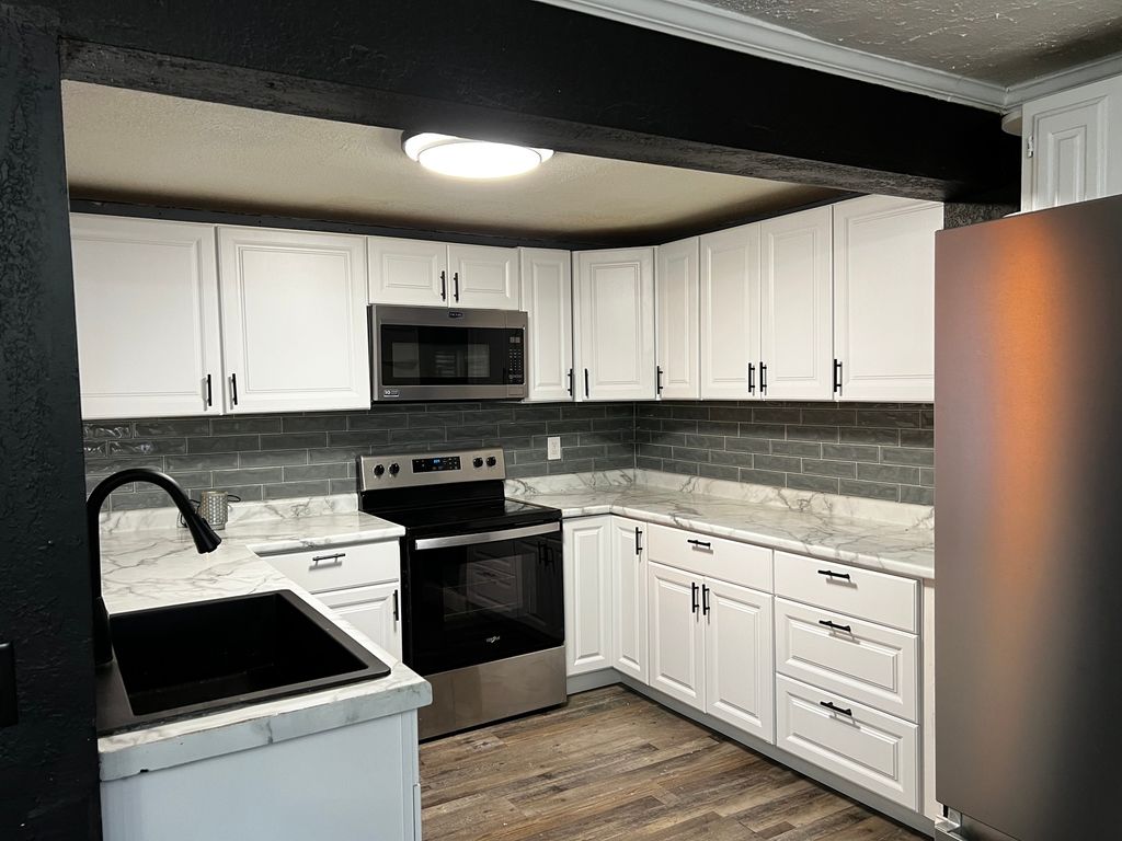 Image 7 of property listing at 33 Westwood Drive, Mt Vernon, IL 62864