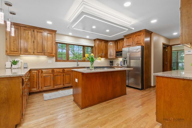 2872 Whispering Oaks Court, Buffalo Grove, IL 60089