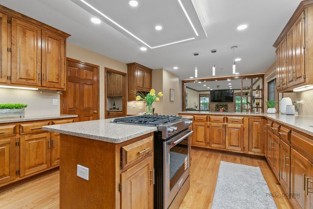 2872 Whispering Oaks Court, Buffalo Grove, IL 60089