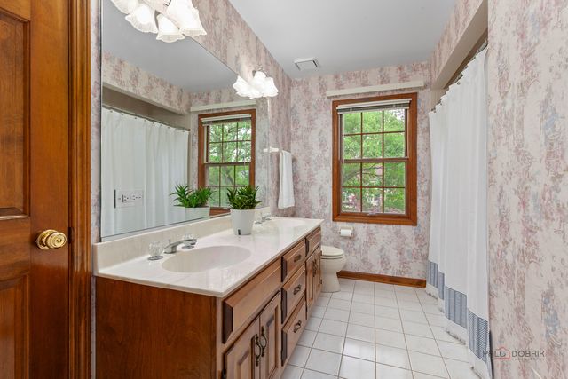 2872 Whispering Oaks Court, Buffalo Grove, IL 60089