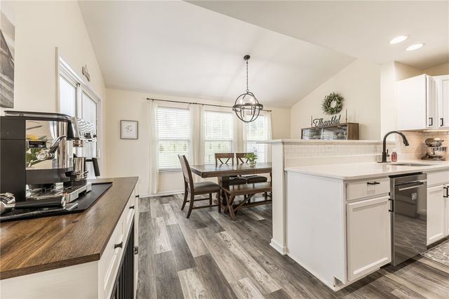 1103 Harlowe Lane, Farmington, NY 14425