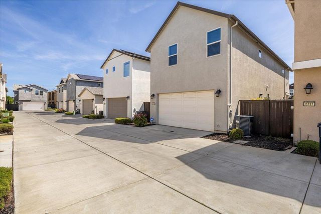 2725 N Cove Dr, Sacramento, CA 95833