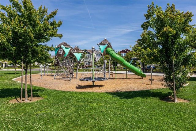 2725 N Cove Dr, Sacramento, CA 95833