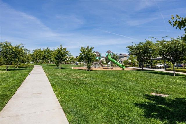 2725 N Cove Dr, Sacramento, CA 95833