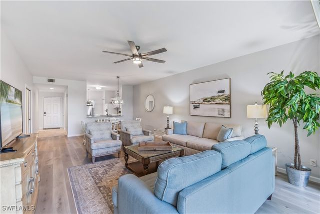 725 Saratoga CIR 102, Naples, FL 34104