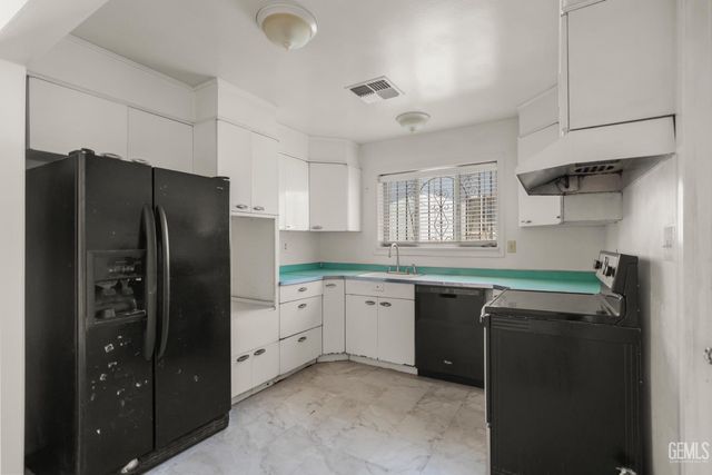 2804 Pomona Street, Bakersfield, CA 93305