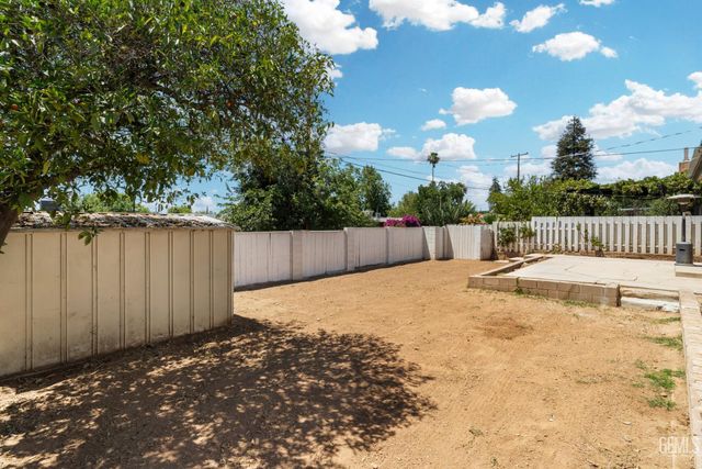 2804 Pomona Street, Bakersfield, CA 93305