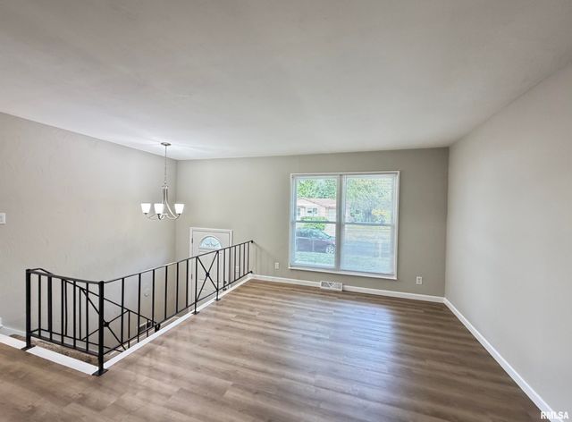 3800 W VINTON Avenue, Peoria, IL 61615