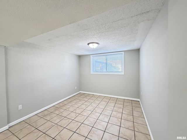 3800 W VINTON Avenue, Peoria, IL 61615
