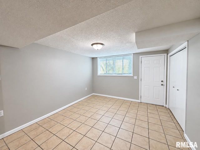 3800 W VINTON Avenue, Peoria, IL 61615