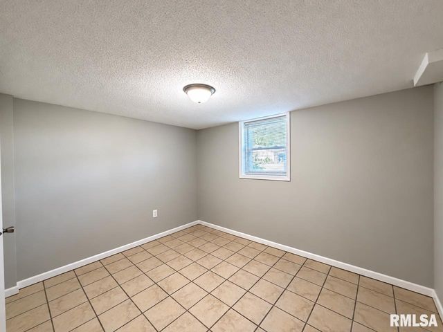 3800 W VINTON Avenue, Peoria, IL 61615