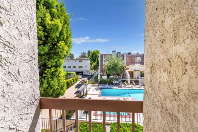 18344 Collins Street A, Tarzana, CA 91356