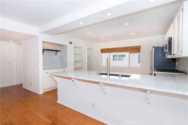 18344 Collins Street A, Tarzana, CA 91356
