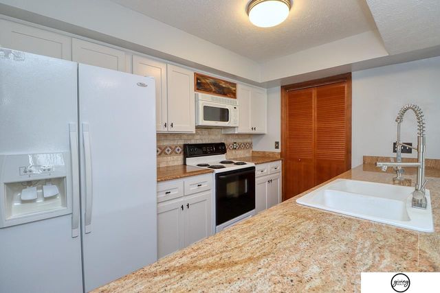 5600 Fairacre Court, Lincoln, NE 68506