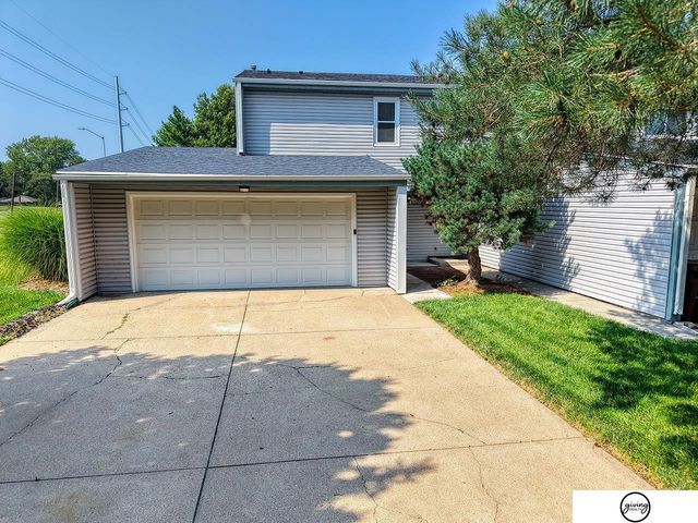 5600 Fairacre Court, Lincoln, NE 68506