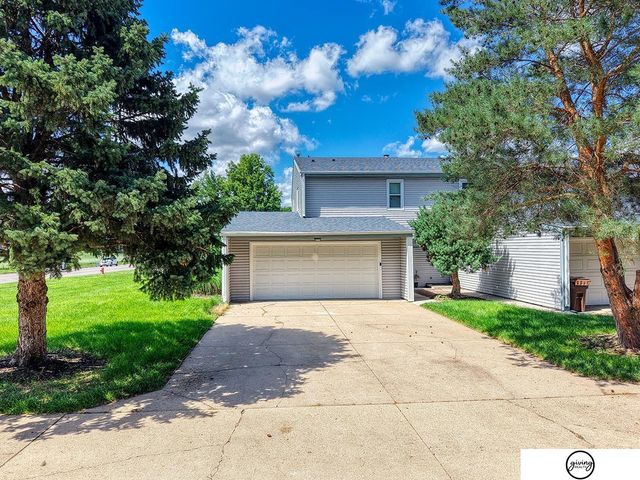 5600 Fairacre Court, Lincoln, NE 68506