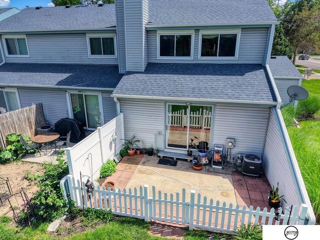 5600 Fairacre Court, Lincoln, NE 68506