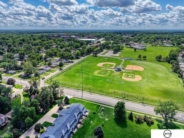 5600 Fairacre Court, Lincoln, NE 68506