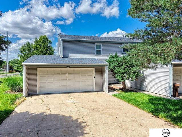 5600 Fairacre Court, Lincoln, NE 68506