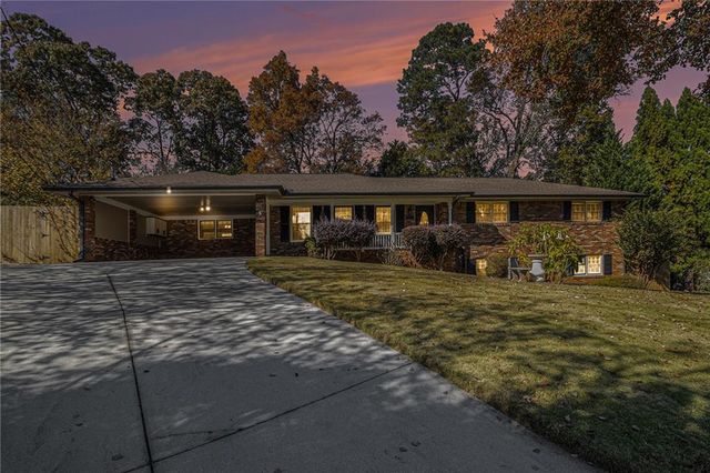 923 Tall Pine SW Court, Stone Mountain, GA 30087