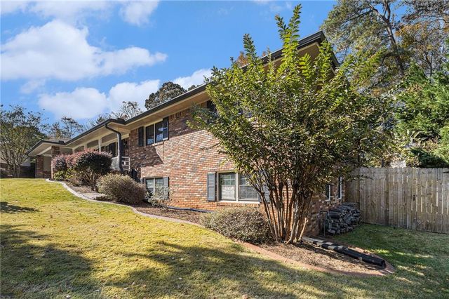 923 Tall Pine SW Court, Stone Mountain, GA 30087
