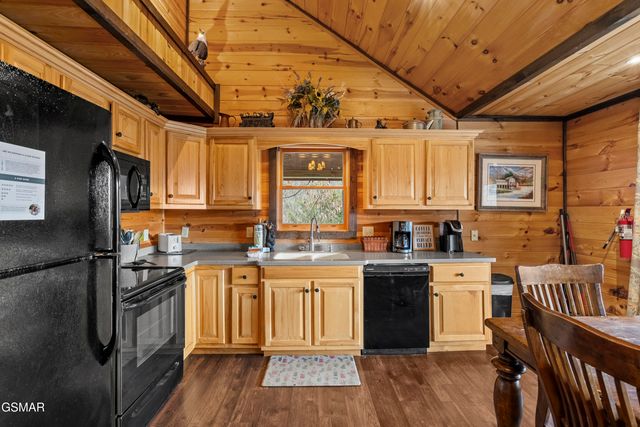 1625 Bear Claw Way, Sevierville, TN 37862