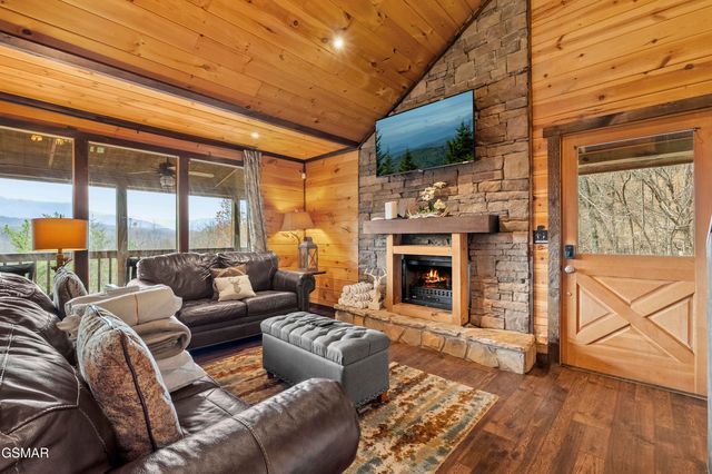 1625 Bear Claw Way, Sevierville, TN 37862