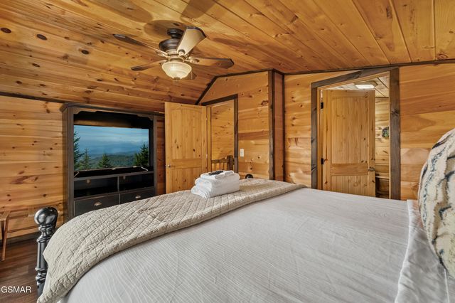 1625 Bear Claw Way, Sevierville, TN 37862