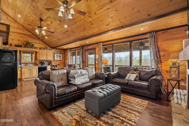 1625 Bear Claw Way, Sevierville, TN 37862