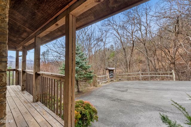 1625 Bear Claw Way, Sevierville, TN 37862