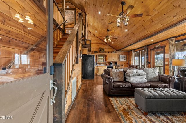 1625 Bear Claw Way, Sevierville, TN 37862