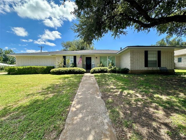 120 Hilltop DR, Elgin, TX 78621