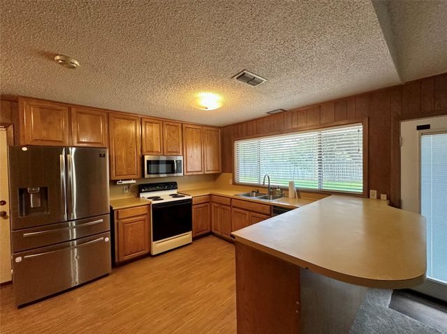 120 Hilltop DR, Elgin, TX 78621