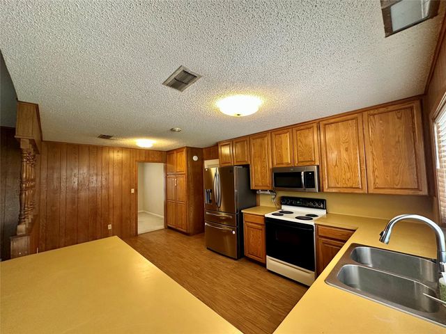 120 Hilltop DR, Elgin, TX 78621