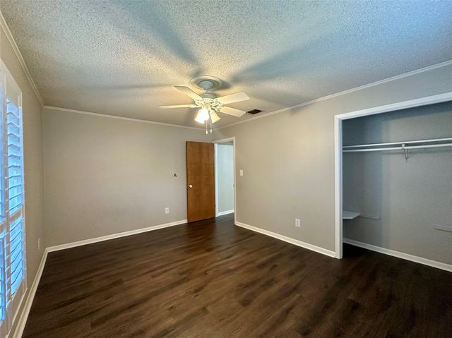 120 Hilltop DR, Elgin, TX 78621