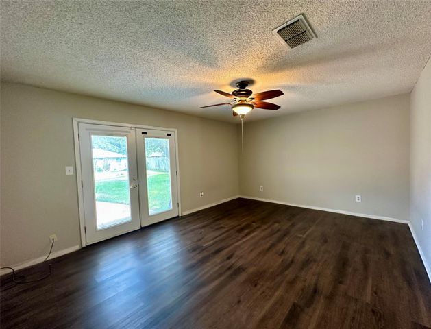 120 Hilltop DR, Elgin, TX 78621