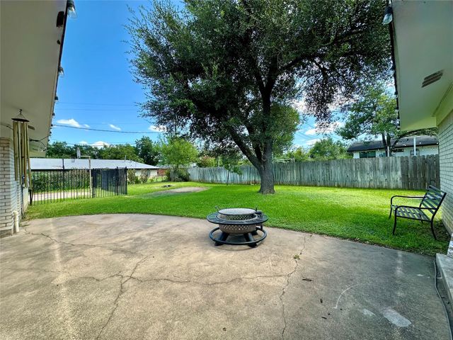 120 Hilltop DR, Elgin, TX 78621