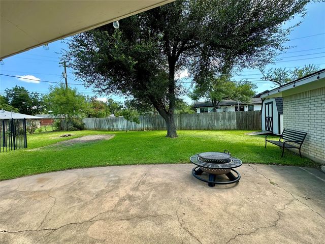 120 Hilltop DR, Elgin, TX 78621
