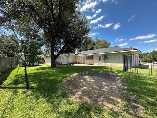 120 Hilltop DR, Elgin, TX 78621