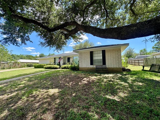 120 Hilltop DR, Elgin, TX 78621