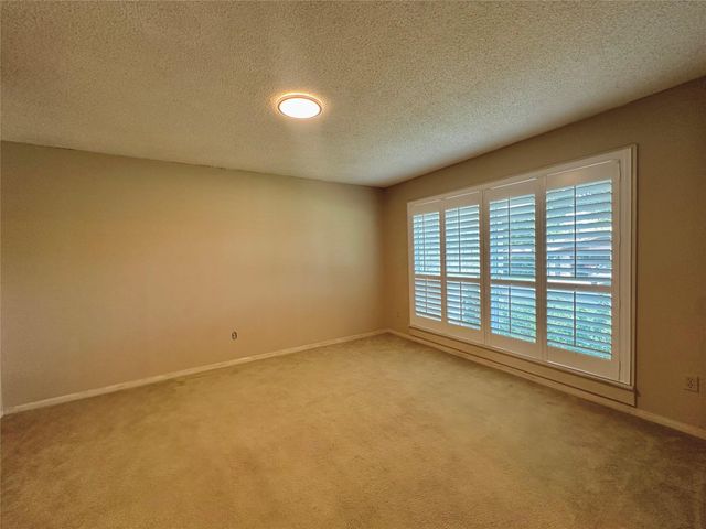 120 Hilltop DR, Elgin, TX 78621