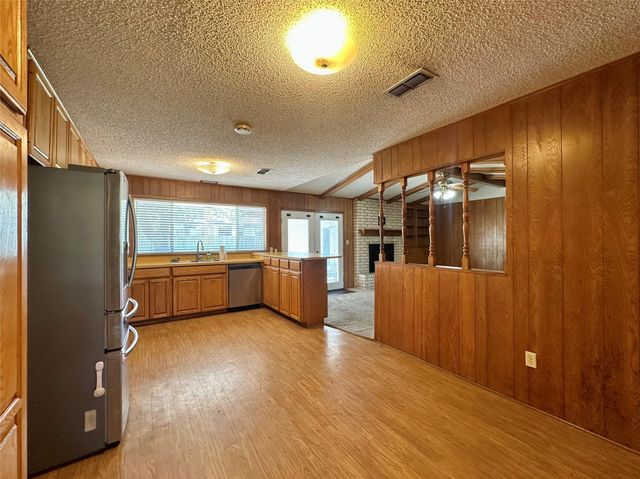 120 Hilltop DR, Elgin, TX 78621